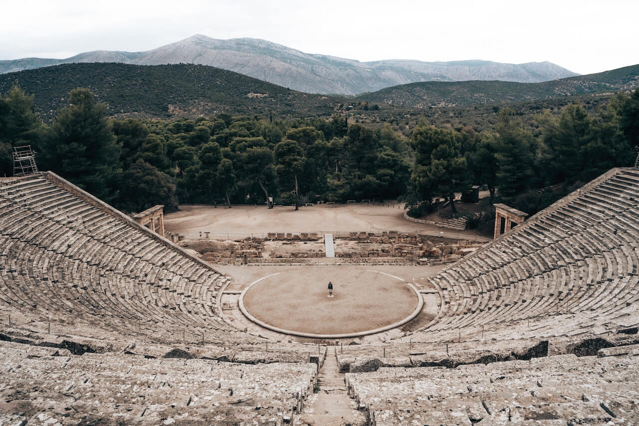 Un'immagine che mostra un teatro storico di Atene, un luogo significativo nella storia del teatro